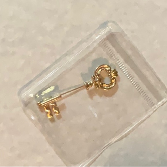 Avon 1978 Fashion Keynote Stickpin Skeleton Key Shaped Gold Toned Metal Vintage - Picture 1 of 8
